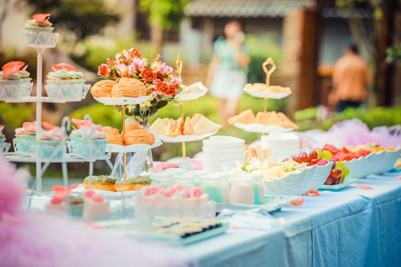 Mesa servida con mantelería clara, copas y vajilla dispuestas para una celebración